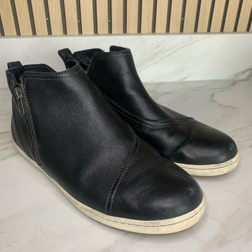Taos Footwear Black Leather Shoes